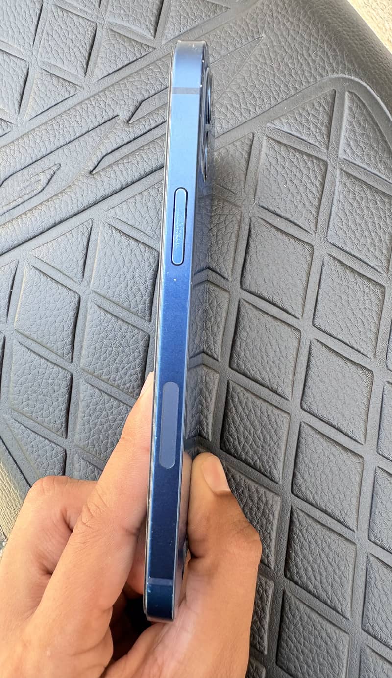 Apple iPhone 12 4