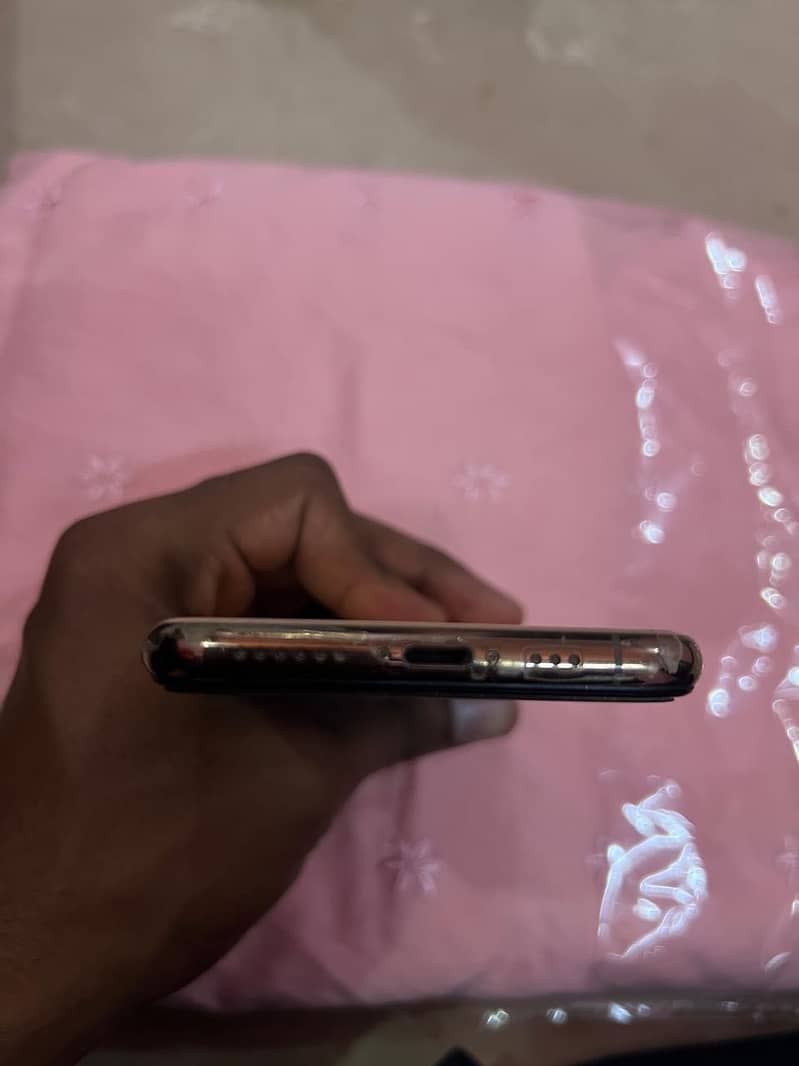 Apple iPhone Xs 4