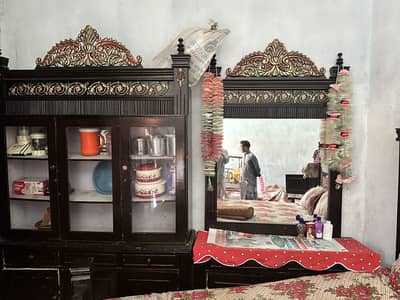Pura set ha sofa table her cheez ha condition thori normal ha