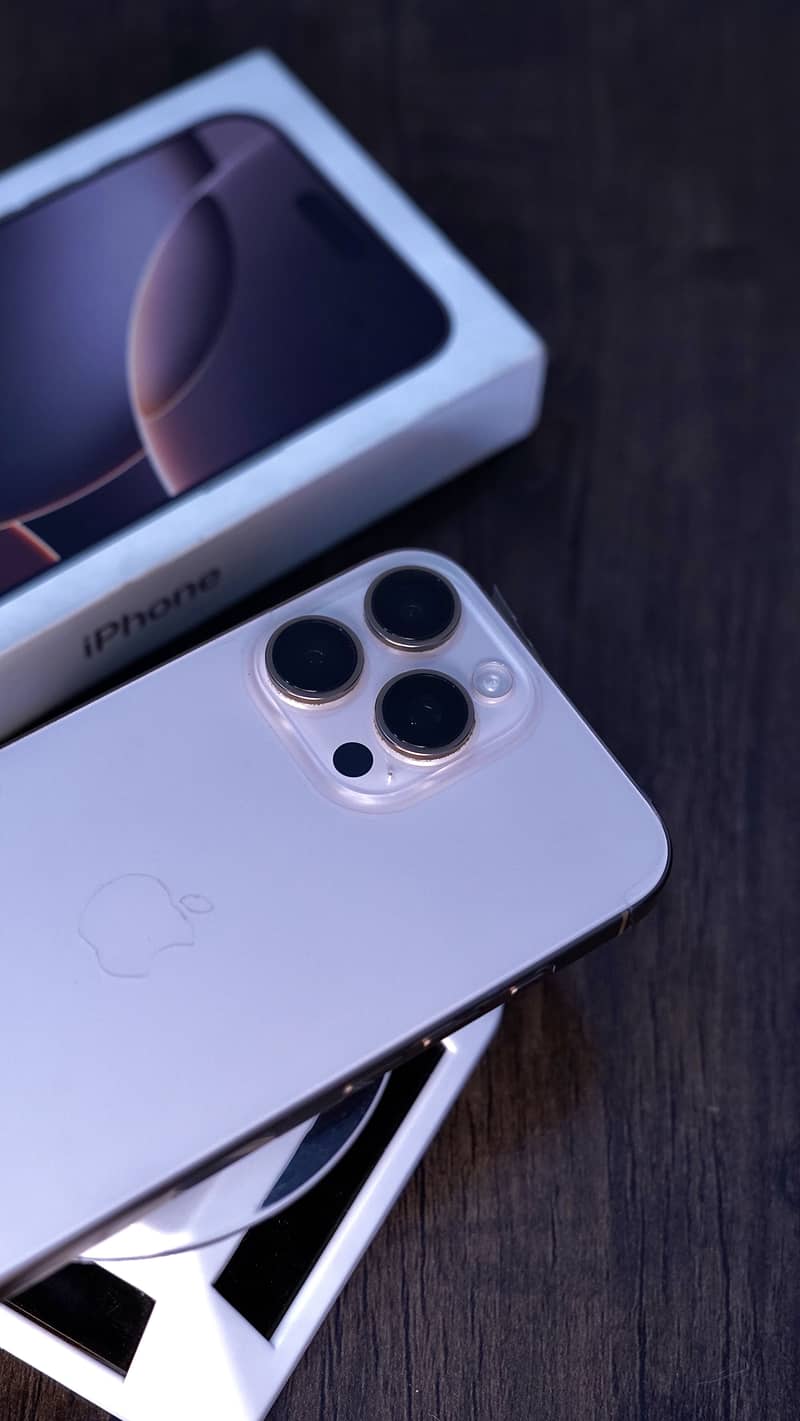 Apple iPhone 16 Pro Max 0