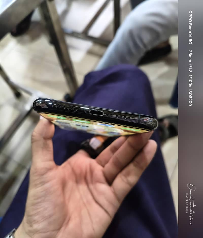 Apple iPhone 11 Pro 4