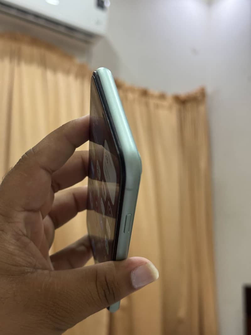 Apple iPhone 11 4