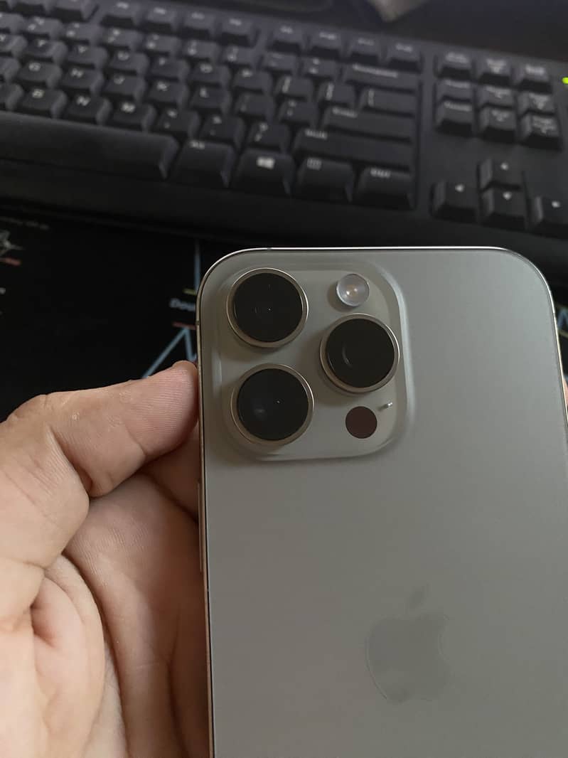 Apple iPhone 16 Pro Max 2