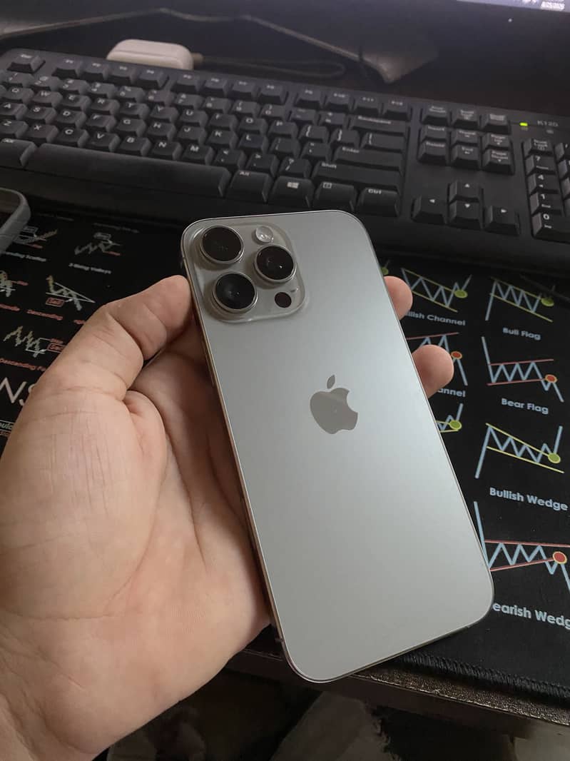 Apple iPhone 16 Pro Max 4