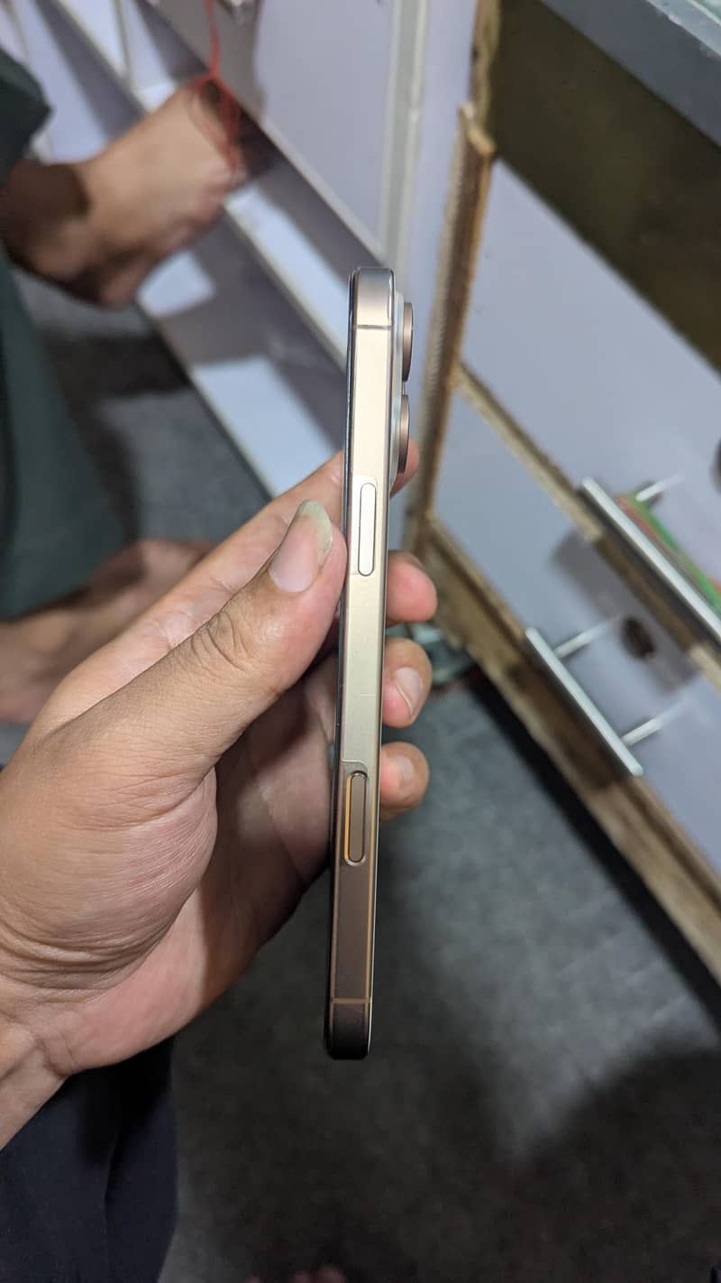 Apple iPhone 16 Pro Max 1