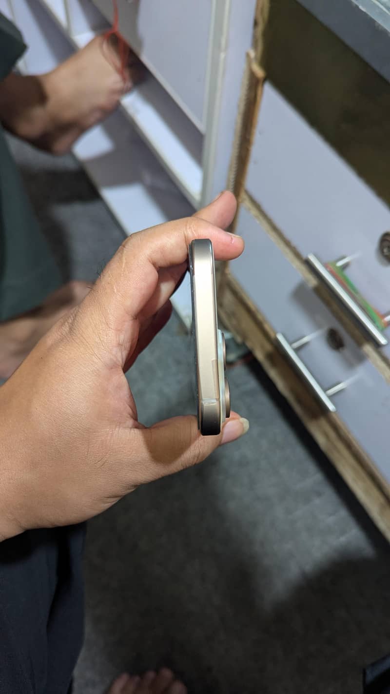 Apple iPhone 16 Pro Max 2