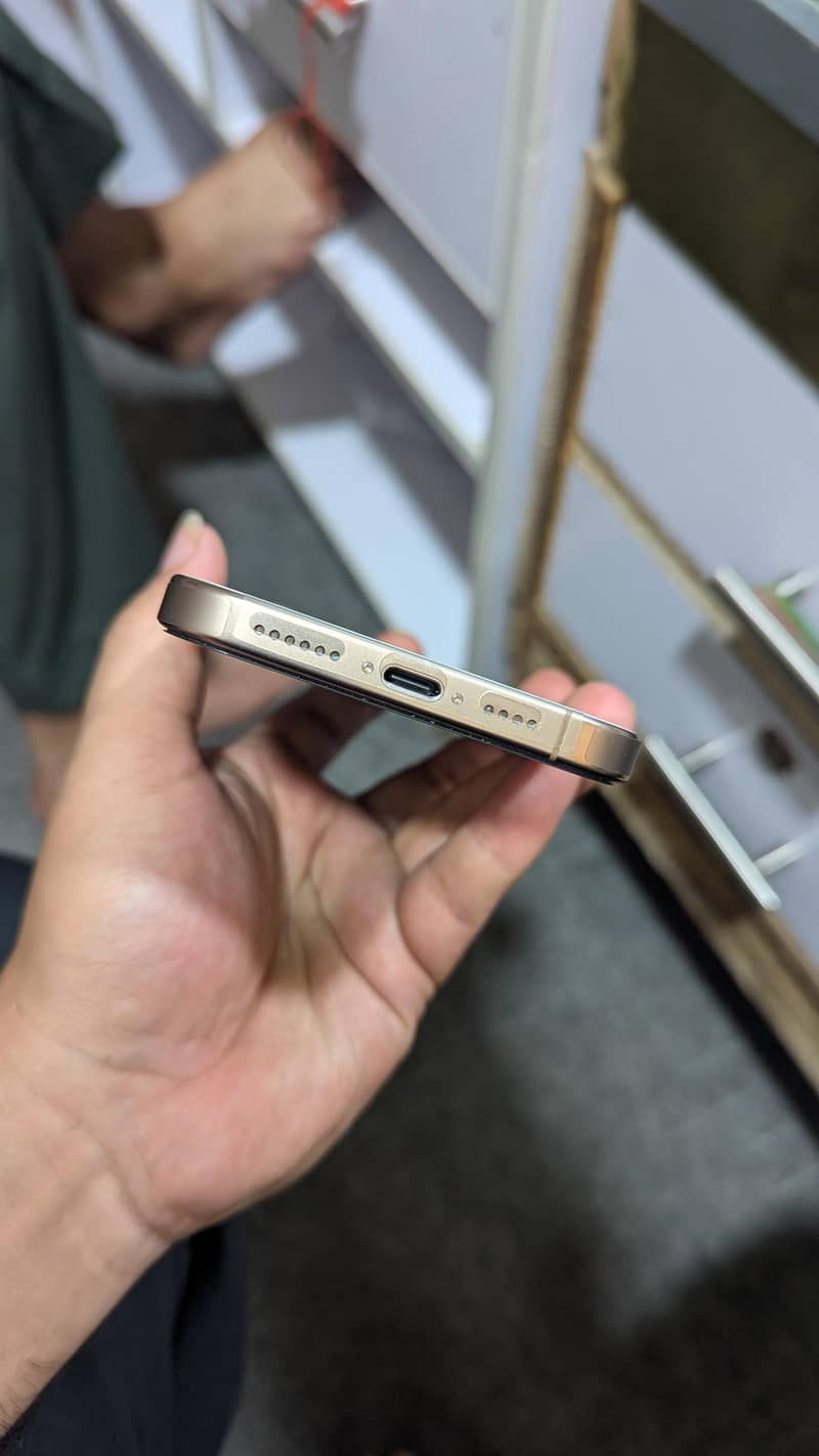 Apple iPhone 16 Pro Max 3