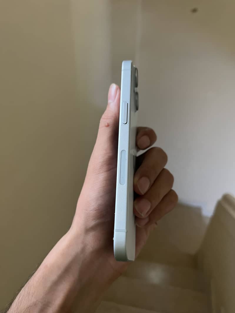 iPhone 15 (Complete Box) 3