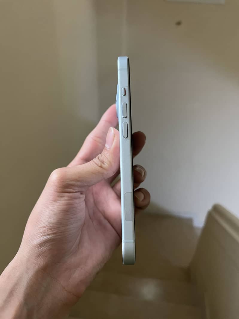 iPhone 15 (Complete Box) 4