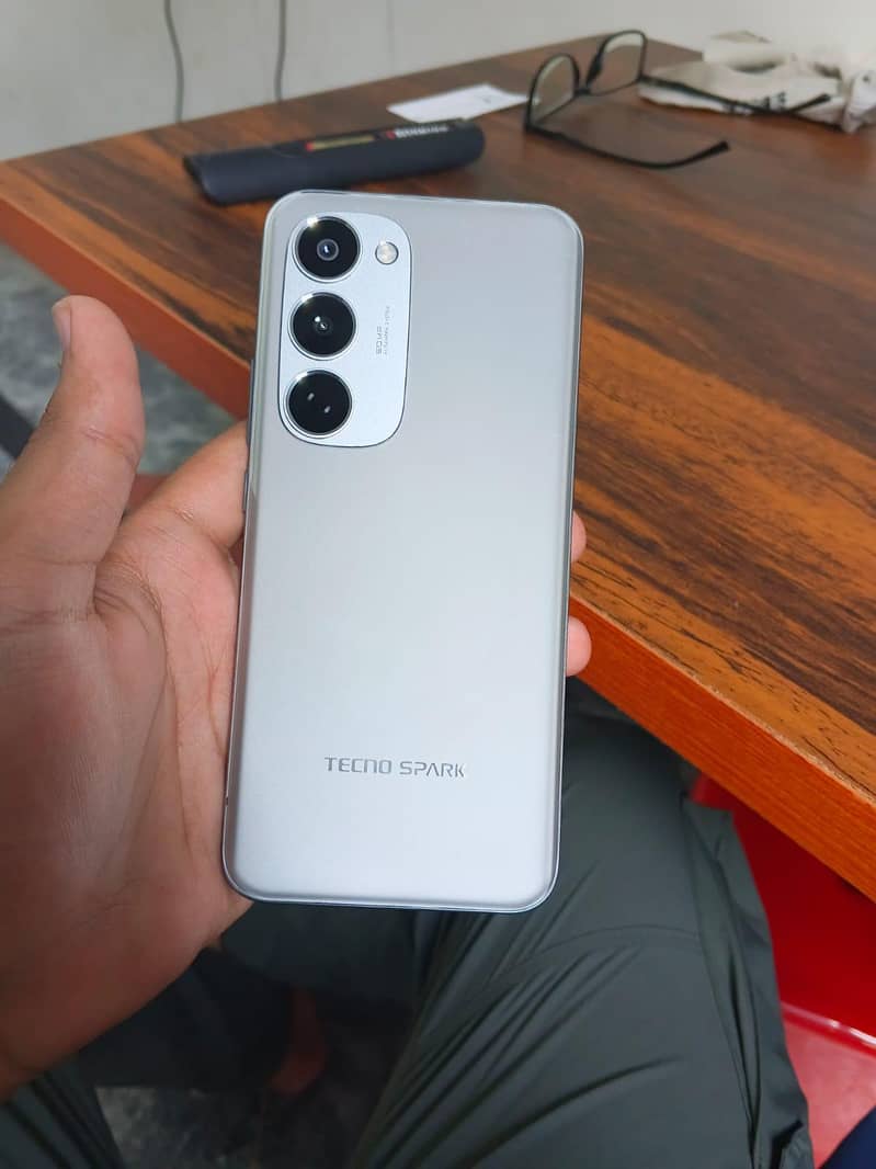 Tecno Spark 40 pro plus 0