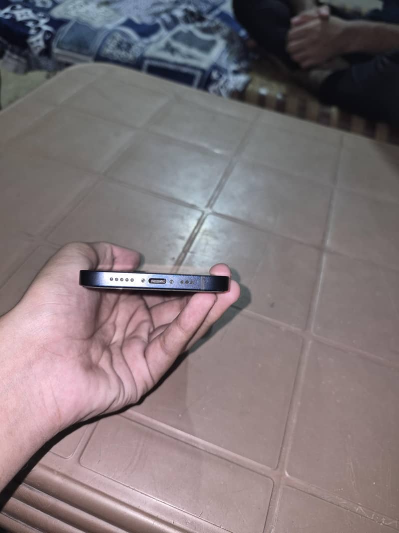 Apple iPhone 12 4