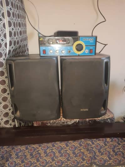 Boss Amplifier O'r Siwa Speakers