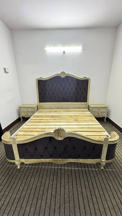 King size double bed wirh side tables and dressing table