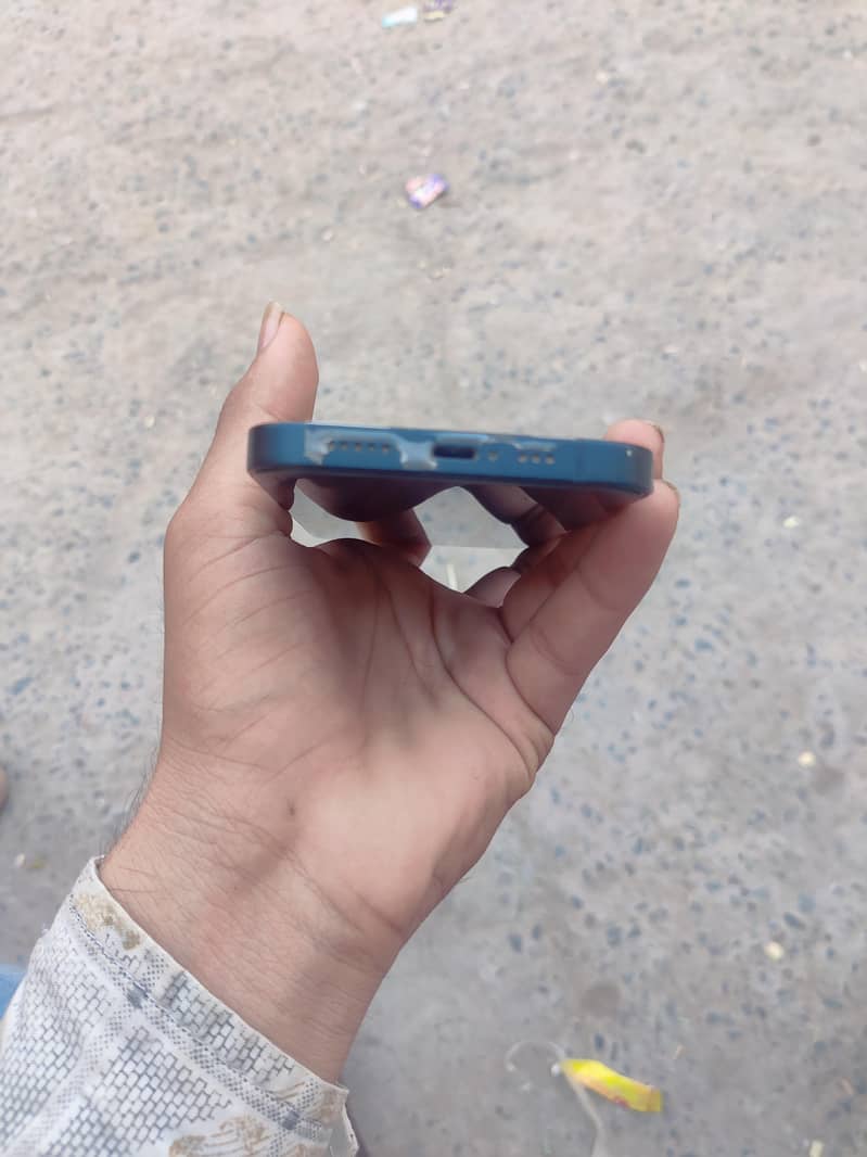 Apple iPhone 13 6