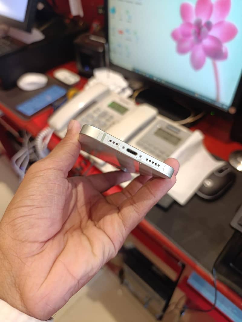 Apple iPhone 12 1