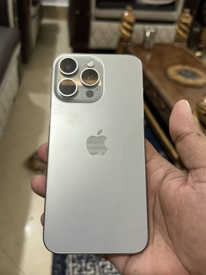 Apple iPhone 15 Pro Max 4