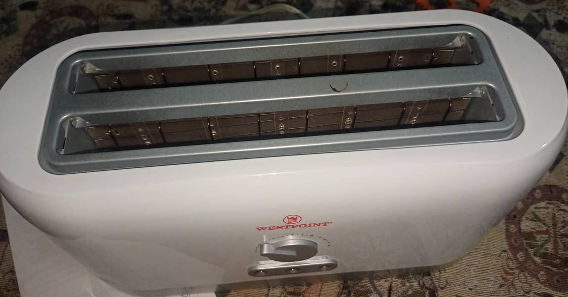 De Luxe 4 Slice Toaster 1
