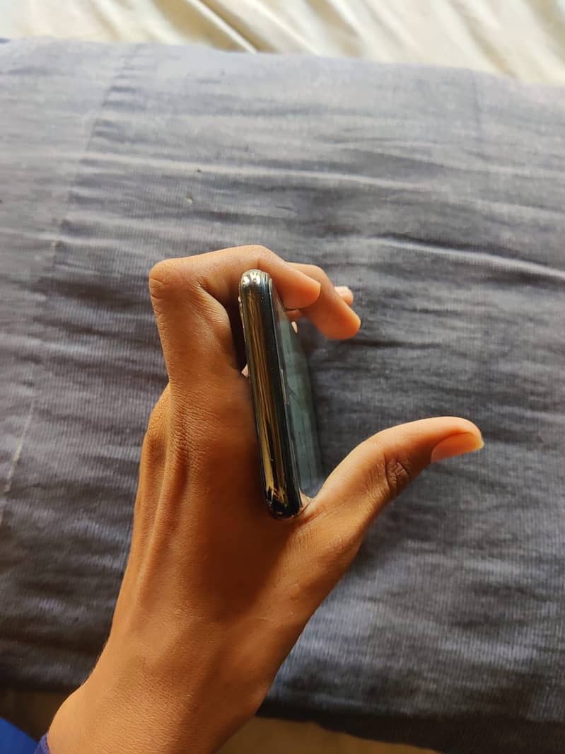 Apple iPhone X 4