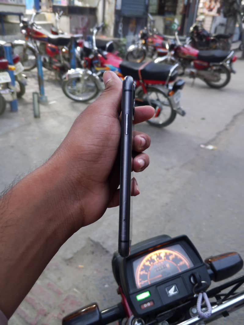 Apple iPhone 11 4