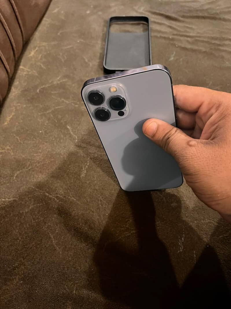 Apple iPhone 13 Pro Max 2