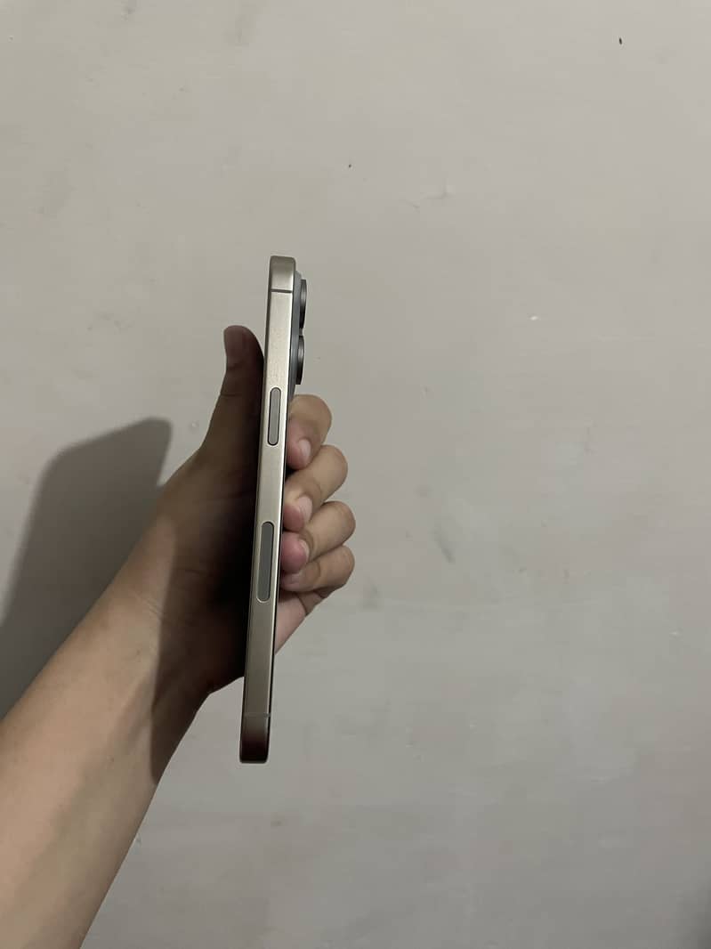 Apple iPhone 15 Pro Max 4