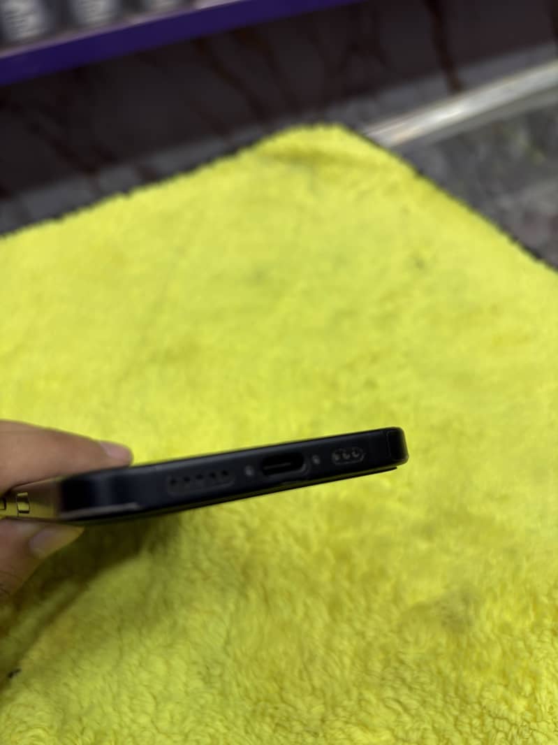 Apple iPhone 16 4