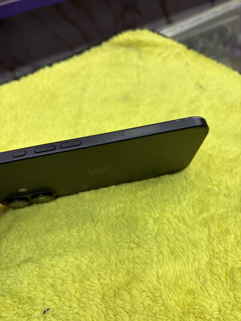 Apple iPhone 16 5