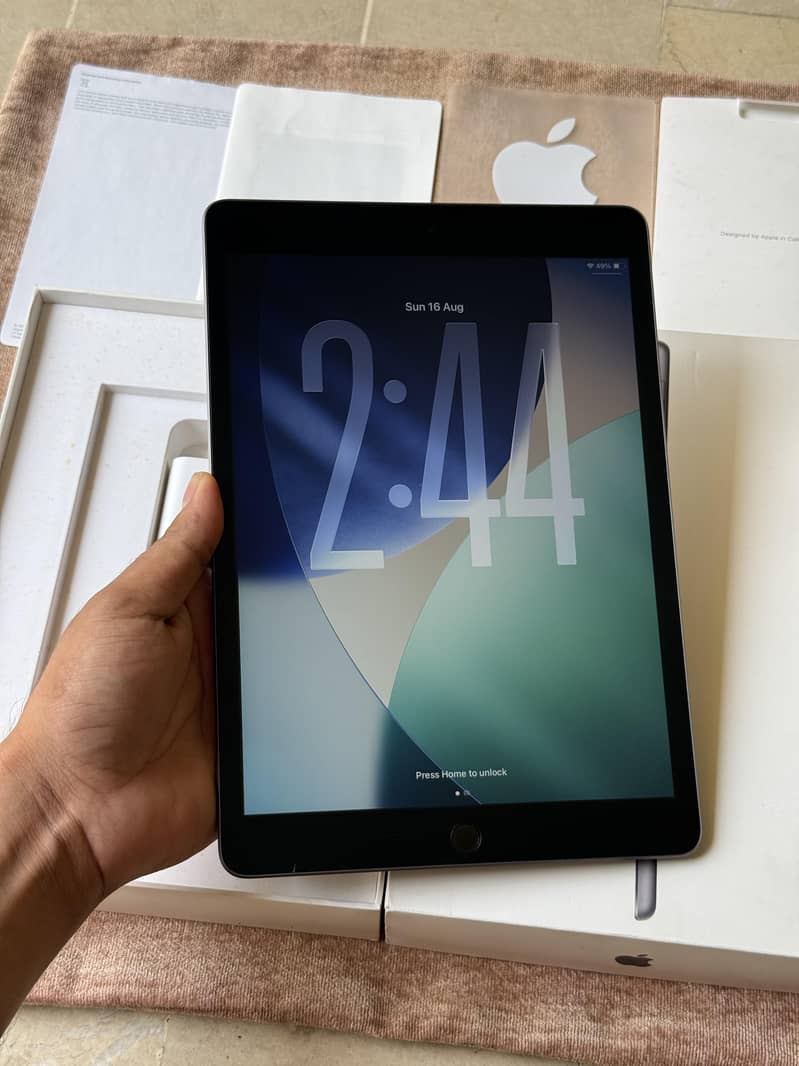 iPad 9th Gen Complete Box 10