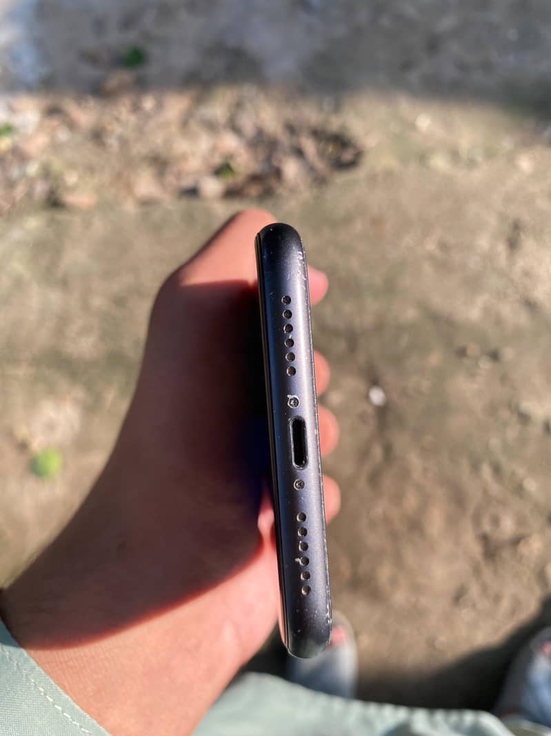 Apple iPhone 11 4