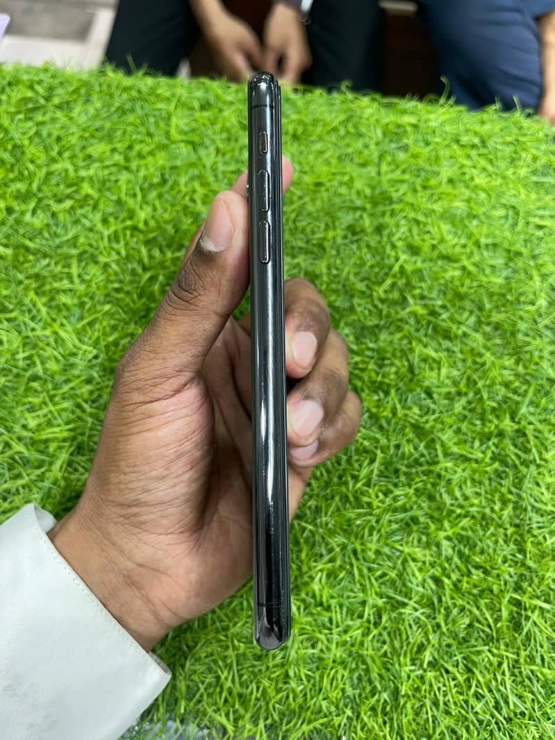 Apple iPhone 11 Pro Max 2