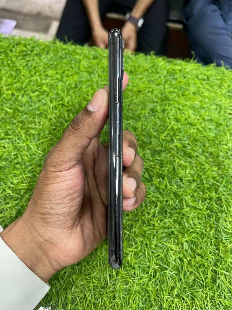 Apple iPhone 11 Pro Max 4