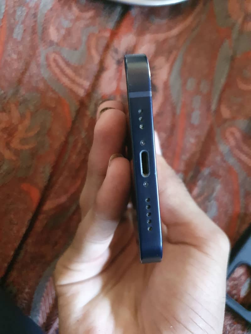Apple iPhone 12 4