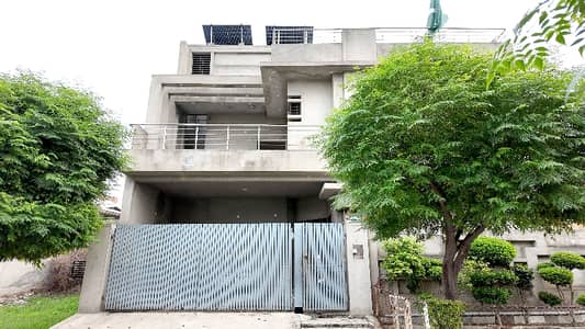 Avail Yourself A Great Prime Location 10 Marla House In LDA Avenue - Block M