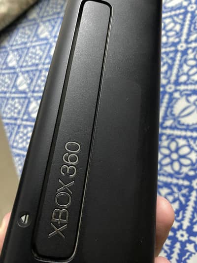Xbox 360 Slim 250GB + Portable Gaming Case + 6 Games