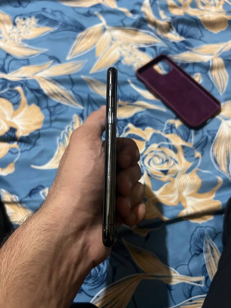 Apple iPhone 11 Pro (Sim Glitch) 1