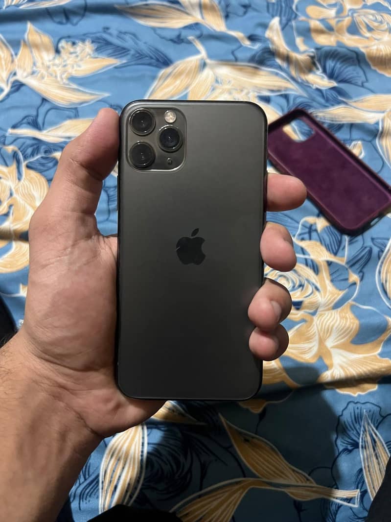 Apple iPhone 11 Pro (Sim Glitch) 3