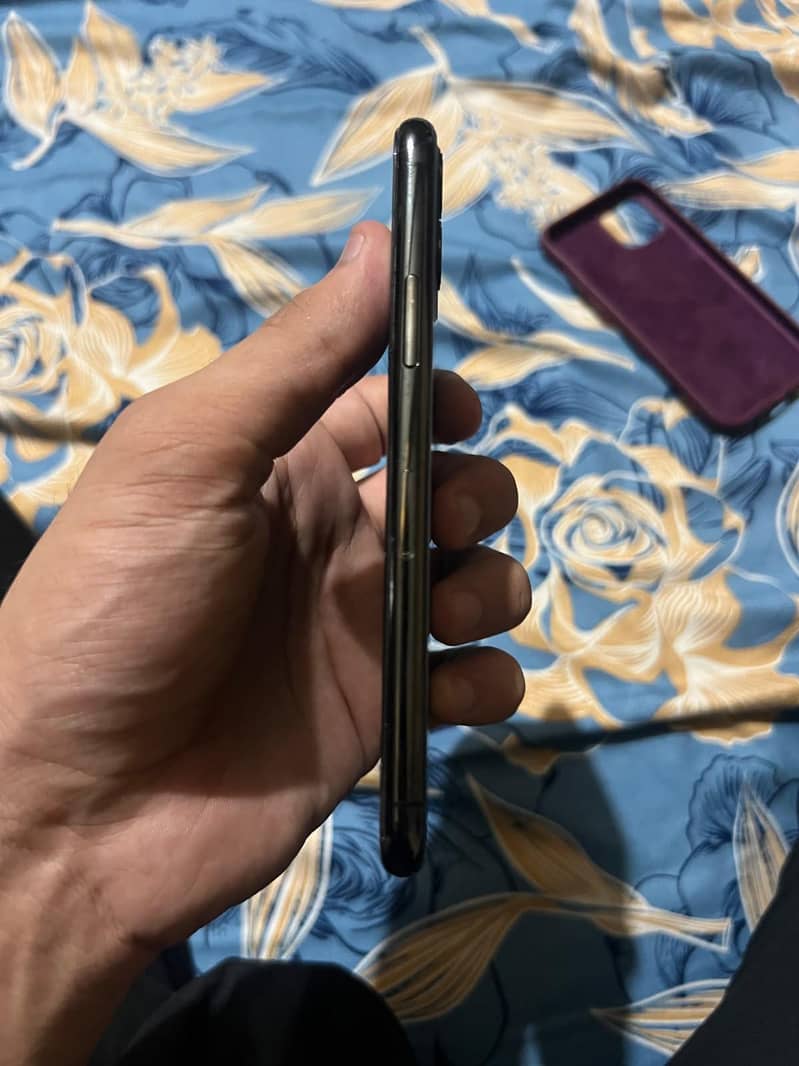Apple iPhone 11 Pro (Sim Glitch) 4