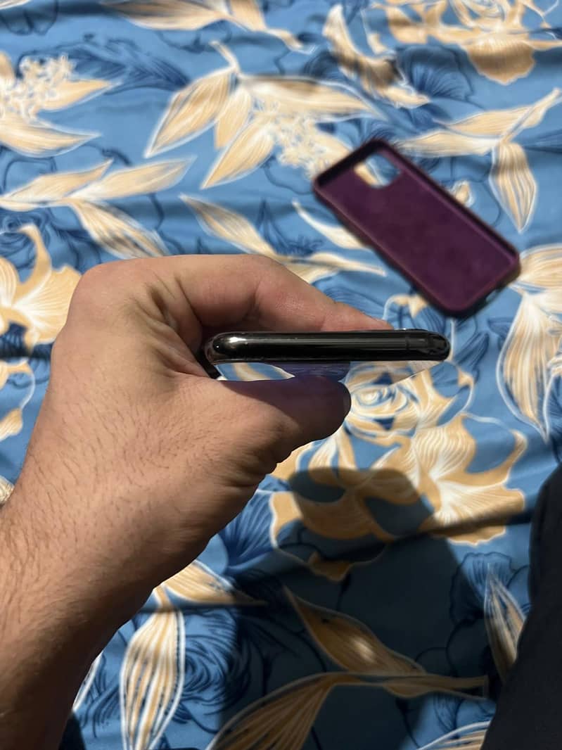 Apple iPhone 11 Pro (Sim Glitch) 7