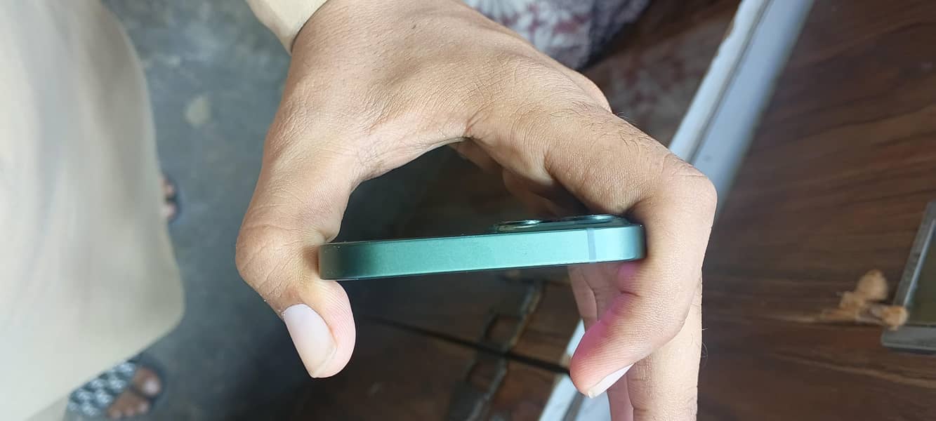 Apple iPhone 13 2