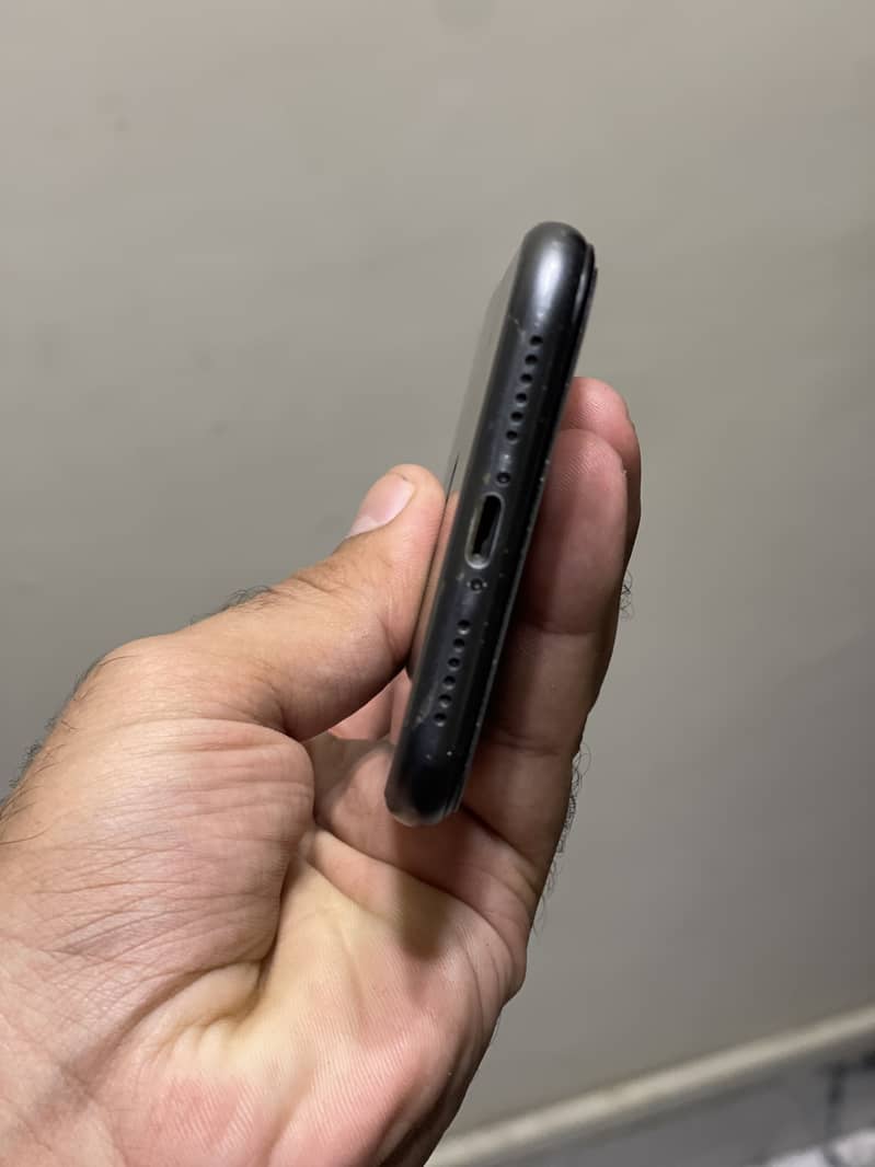 Apple iPhone 11 4