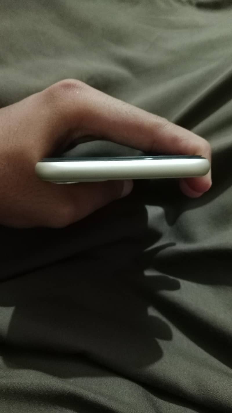Apple iPhone 11 4