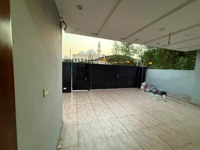 10 MARLA LOWER PORTION AVAILABLE FOR RENT UPER LOCKED OPTION FACING MASJID AND PARK