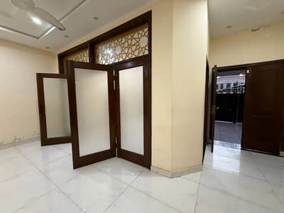 10 MARLA LOWER PORTION AVAILABLE FOR RENT UPER LOCKED OPTION FACING MASJID AND PARK