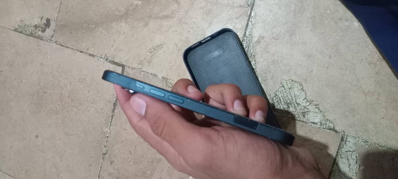 Apple iPhone 13 5