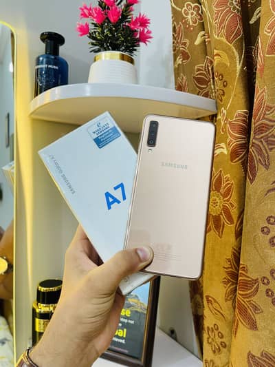  Samsung Galaxy A7 — 4/128GB