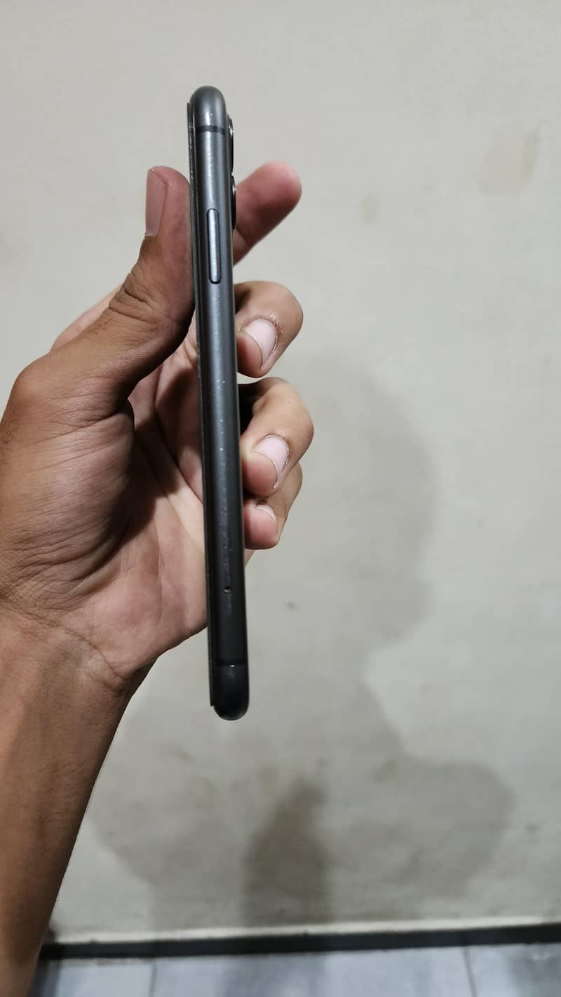 Apple iPhone 11 4