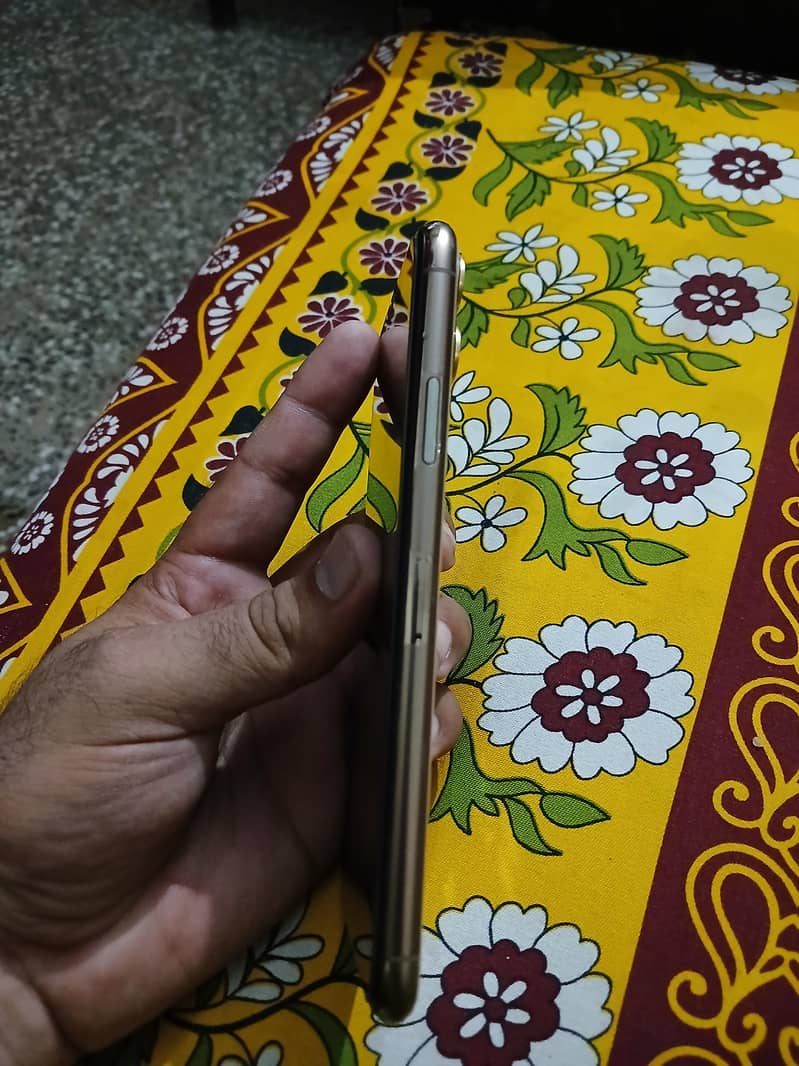 Apple iPhone 11 Pro Max 1