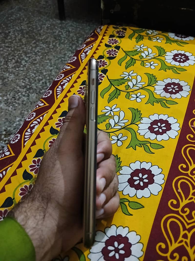 Apple iPhone 11 Pro Max 4