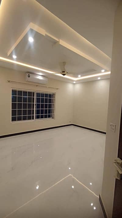 G 10/2 40x80 upper portion for rent