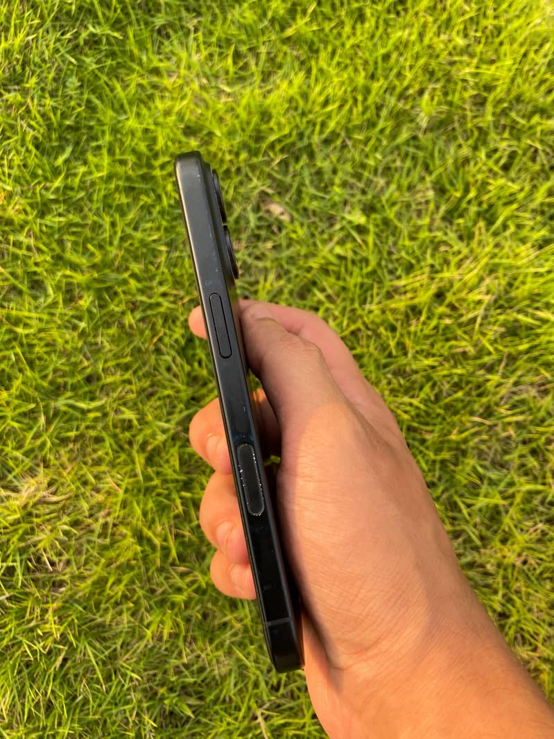Apple iPhone 16 4